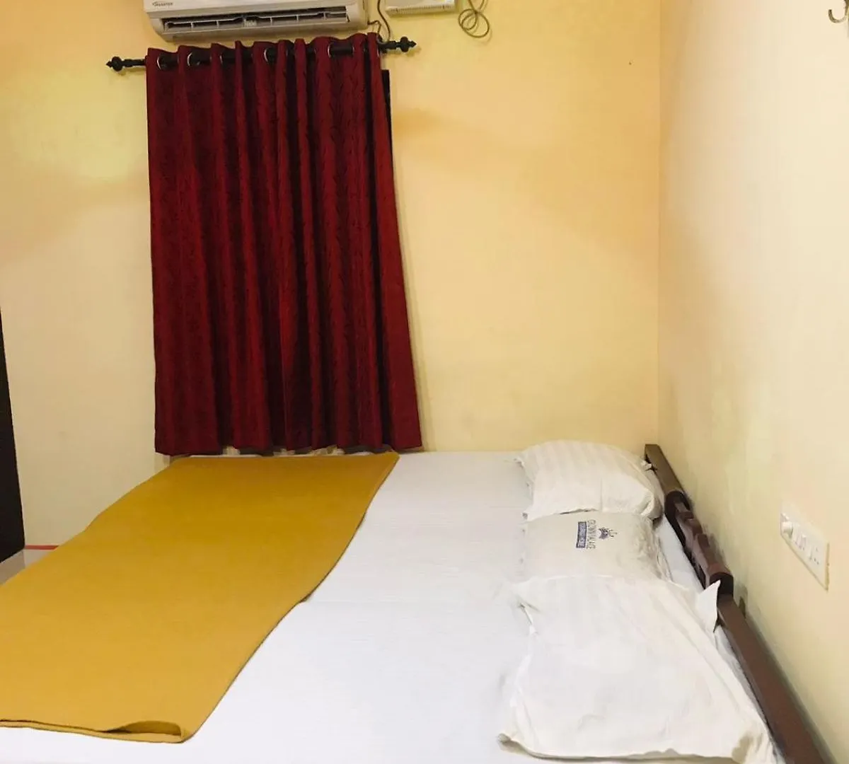Crown Palace Tourist Home Kochi الهند