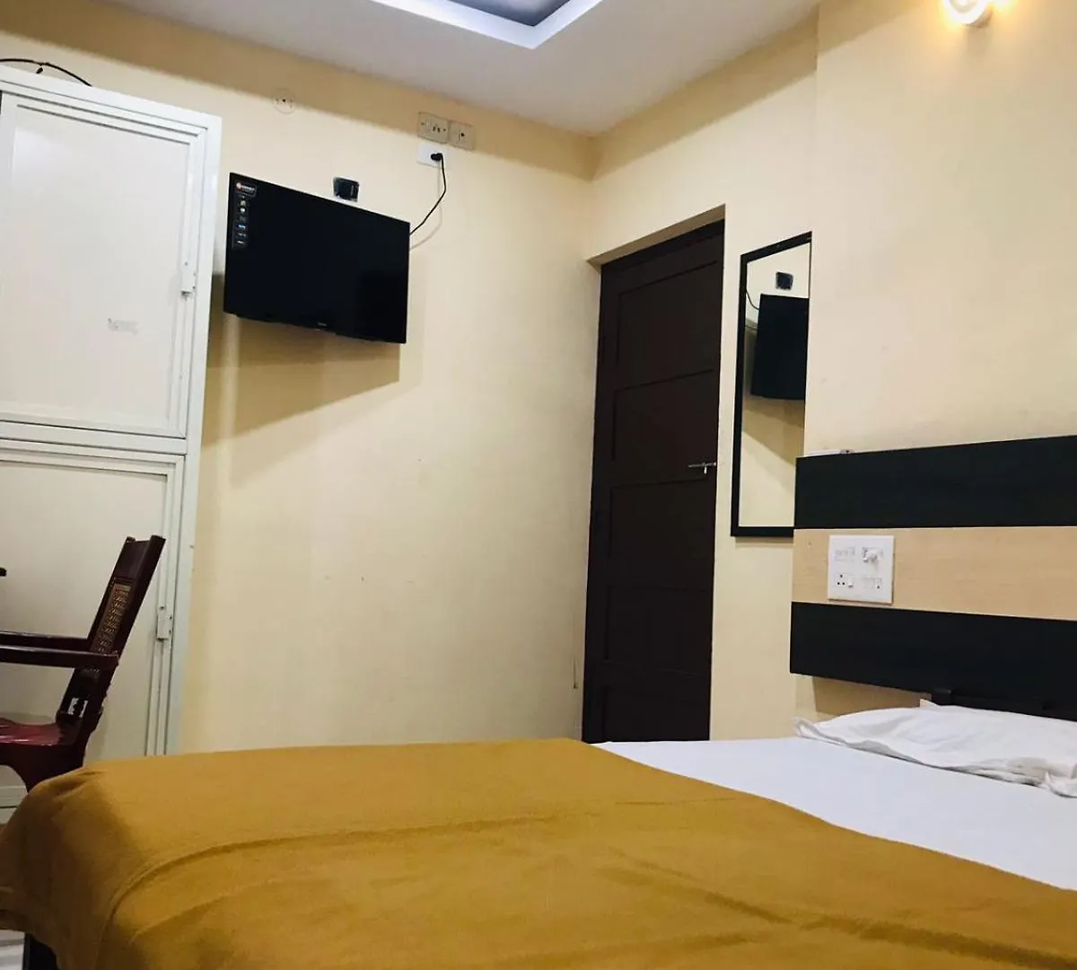 Kochi Crown Palace Tourist Home הודו